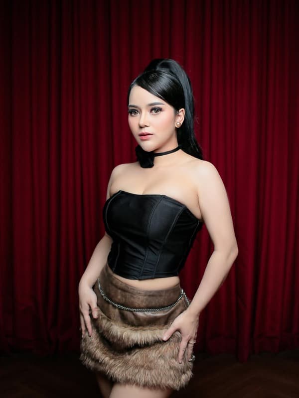 Sintya Riske performing live